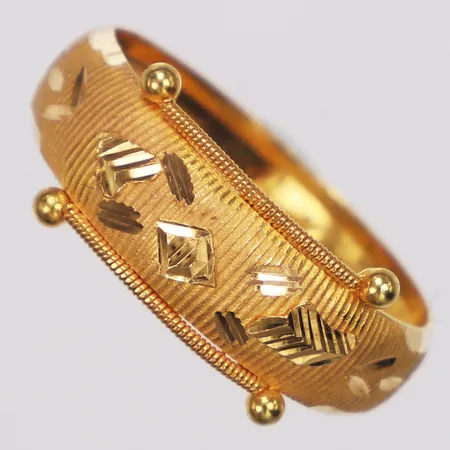 Ring, mönstrad, stl 17¾, bredd 3,9-7mm, 22K Vikt: 1,5 g
