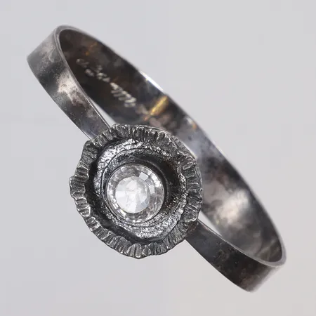 Armband med facettslipad bergkristall Ø58mm, bredd 11-22mm, öppningsbart, gravyr, slitage, Cesons, signerad P.B, Göteborg 1971, silver 830/1000 Vikt: 25,7 g