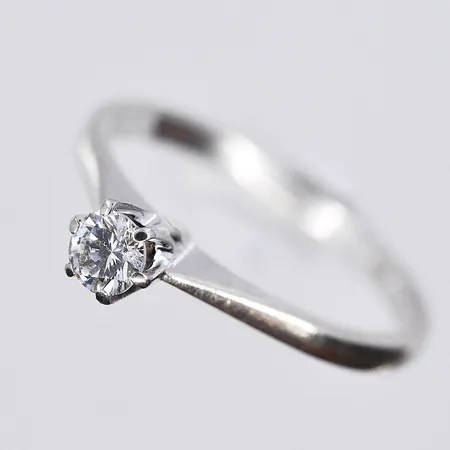 Ring med diamant 0,19ct enligt gravyr, Guldfynd, stl 16¾, bredd 2 mm, vitguld, 18K. Vikt: 2 g