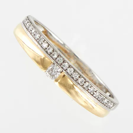 Ring med diamanter 25st ca 0,045ctv, stl 16¼, bredd 4mm, GHA, gul/vitguld, gravyr, 18K Vikt: 2,9 g