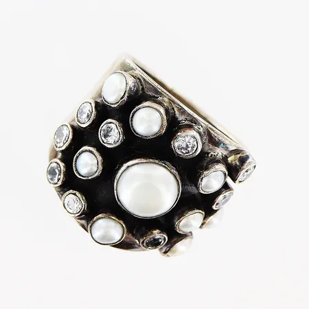 Ring vita stenar/pärlor, stl 18½, bredd 9-21mm, ej märkt med tillverkare, silver 925/1000 Vikt: 16,5 g