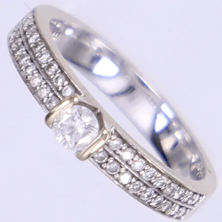 Ring med vit sten och diamanter 36x ca 0,01ct, stl 18, bredd 3,5mm, mittsten ej diamant, vitguld 18K Vikt: 5,2 g