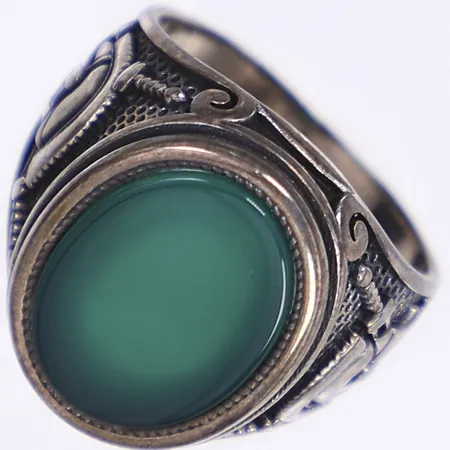 Ring med grön sten, stl 19¼, bredd 4-21mm, silver 925/1000 Vikt: 9,9 g