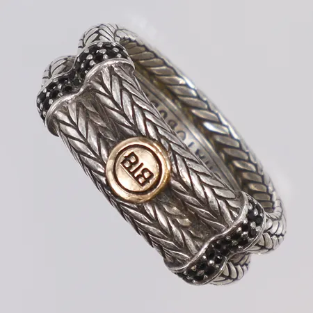 Ring Buddha To Buddha med detalj i guld, med svarta stenar möntrad yta, stl 17 bredd 7mm, 14K/ silver 925/1000 Vikt: 8,9 g