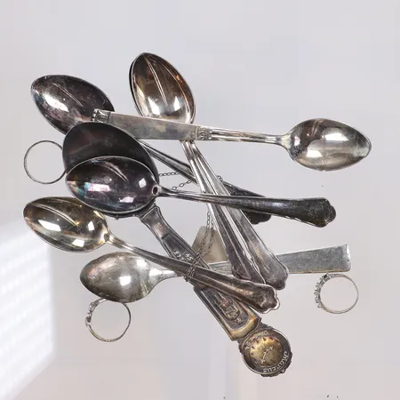 Diverse silver, delvis defekt, gravyr silver 830-925/1000 Vikt: 143 g