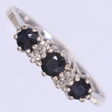 Ring med blå och vita stenar, stl 16¼, bredd 2-4mm, slitage, vitguld 18K Vikt: 3,1 g