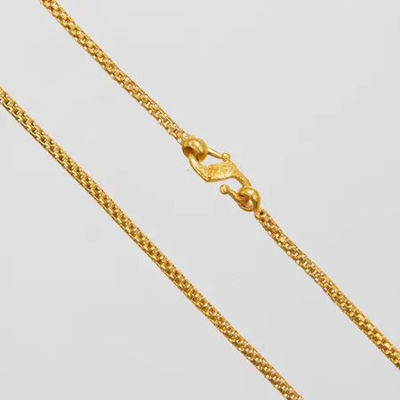 Kedja, längd ca 44cm, bredd 2mm, ojämnheter på länk samt lås, 22K Vikt: 8,9 g
