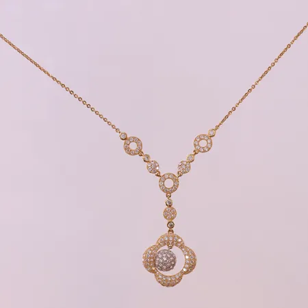 Collier med vita stenar, ca 41,5cm, bredd 1-40mm, knut på kedjan. 21K Vikt: 7,4 g