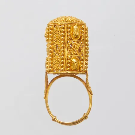 Ring, filigranarbete, reglerbar storlek, bredd 2-18mm, höjd 26,5mm, skev, bucklig, 21K  Vikt: 14,3 g