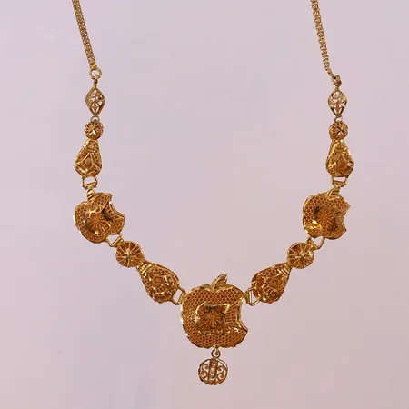 Collier, halvstelt, längd ca 40-45cm, bredd 2-32mm, bucklor, 21K.  Vikt: 14,6 g
