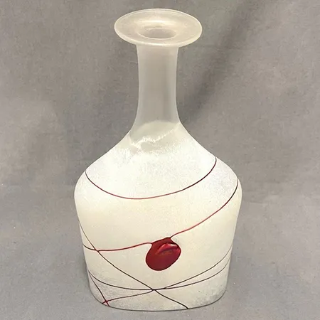 Vas/Flaska, Galaxy red, Kosta Boda Bertil Vallien, Artist Collection B.Vallien 48196, höjd: ca 24,5cm, bredd: 13cm, vit lysterlasyr med röd dekor, signerad Vikt: 0 g Skickas med postpaket.