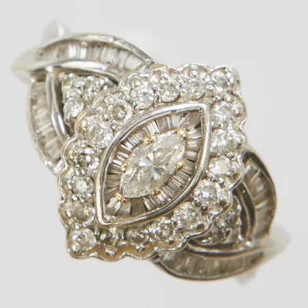Ring, briljantslipade diamanter 24 x ca 0,01-0,02ct, baguetteslipade diamanter 55 x ca 0,005-0,01ct + navettslipad diamant 1 x ca 0,25ct, stl 16¾, bredd 1,5-15mm, vitguld, behöver omrodieras, ostämplad, 14K Vikt: 5,3 g