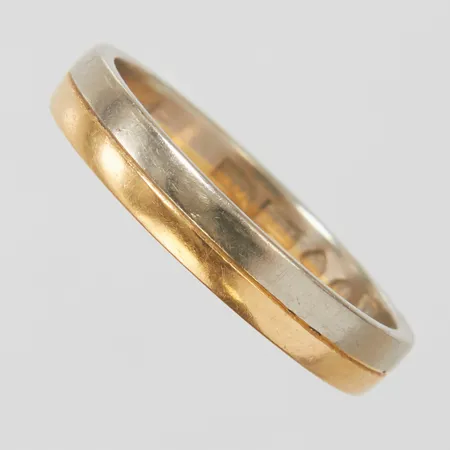 Ring, tvåfärgad, stl 18¼, bredd 3,5mm, 18K Vikt: 3,9 g