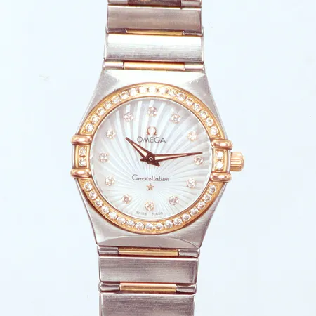Damur Omega Constellation, stål/guld, quartz, 23mm, ref 11125266055001, Cal. 1456, diamantkrans 38st totalt 0,40ct enligt cert, diamanter urtavla 12st totalt 0,10 enligt cert, garantikort, stållänk med guldstav Vikt: 54,8 g