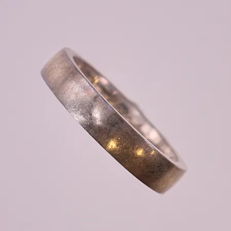 Ring slät, stl 16¾, ca bredd 4mm, gravyr. 925/1000 silver Vikt: 4,4 g