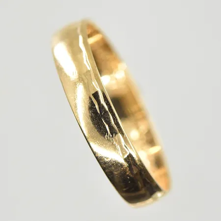 Ring, stl 16¾, bredd 3 mm, gravyr, 9K. Vikt: 1,2 g