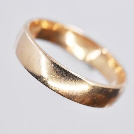 1 Slät ring, stl.19½, bredd 5mm, graverad, 18K Vikt: 5,6 g