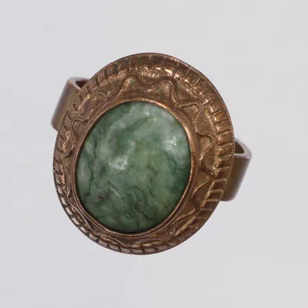 Ring med grön sten Kalevala Koru, brons, reglerbar storlek, bredd 5-22mm, med slitage, mycket skev 