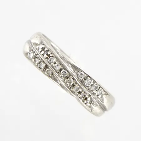Ring, vita stenar, stl 17¼, bredd 4-5mm, slitage, silver 925/1000.  Vikt: 3,1 g