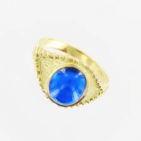 Ring, blå sten, stl 18¼, bredd 2,5-11,5mm, 18K.  Vikt: 4,2 g