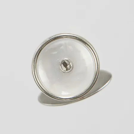 Ett udda Manschettknapp, pärlemo, diamant 1 x ca 0,03ct, Ø 14,5mm, tvåfärgad, 18K Vikt: 3,3 g