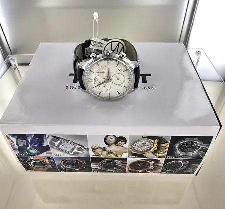 Herrur Tissot 13JA0919489, diam 42 mm, Ny med låda Skickas med postpaket.