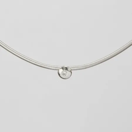 Collier, halvstel, briljantslipad diamant 1 x ca 0,10ct, längd ca 44cm, bredd 2,5mm, ojämnheter på länk, vitguld, Vicenza, Italien, 18K Vikt: 14,4 g