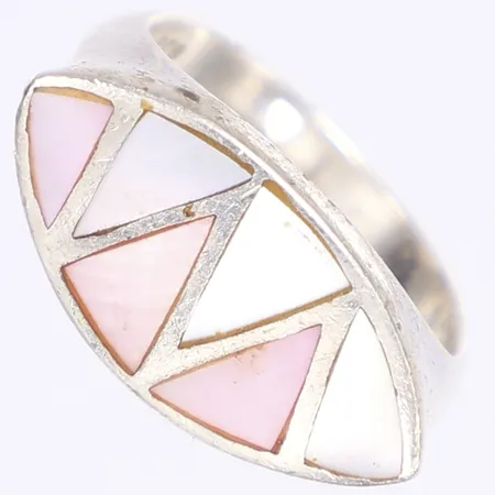 Ring med pärlemor, stl 17¾, bredd 2-11mm, slitage, silver 925/1000 Vikt: 8,6 g