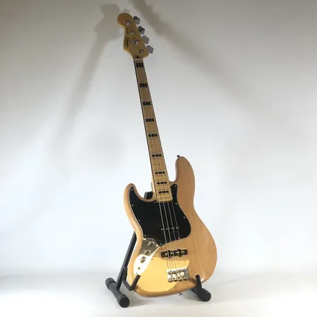Elbas Squire by Fender, Jazz Bass, made in Indonesia, serienummer s/n/CS13105852, vänsterhänt men strängad för att spelas som högerhänt, mindre kosmetiskt slitage, mjukt fodral Skickas med Bussgods eller PostNord