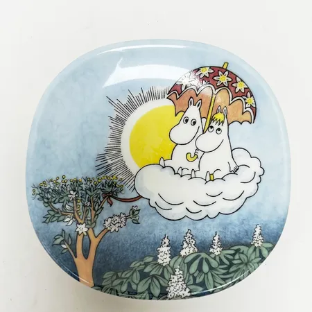 Väggfat Mumin, ca 12,5cm x 12,5cm, Arabia Finland, Mumin i himeln, Tove Jansson, porslin. 