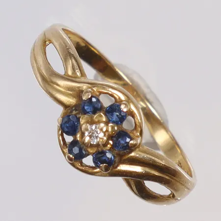 Ring med blå stenar samt diamant 1xca0,02ct stl 17 bredd 1-7mm, GFAB 18K Vikt: 1,8 g
