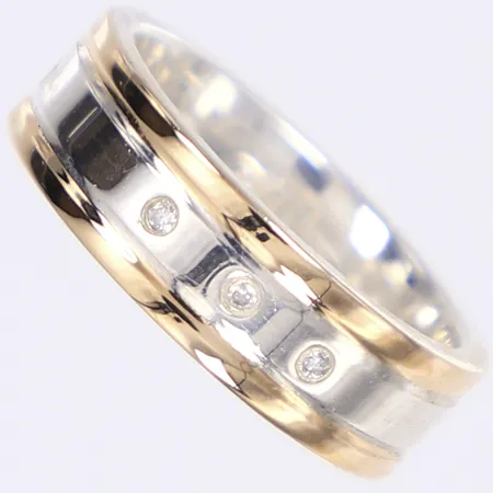 Ring med vita stenar, förgyllda detaljer, stl 17, bredd 6mm, silver 925/1000 Vikt: 6,1 g