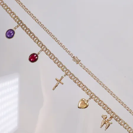 Collier doserad Bismarck med fem integrerade hängen (varav två med stenar) 59cm bredd 3-6mm, ett hänge med gravyr, 18K Vikt: 34,7 g