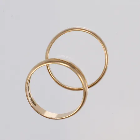 2 st Ringar, släta gravyr 18K Vikt: 7,5 g