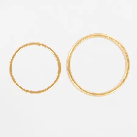 Två ringar släta, stl 16¼-19¼, bredd 2-5mm, gravyr, 18K Vikt: 8,1 g