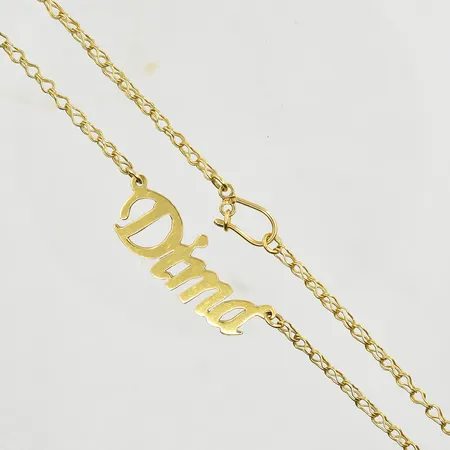 Halscollier med integrerat namnhänge, längd 38½ cm, länkens bredd 2 mm, 18K. Vikt: 8,7 g