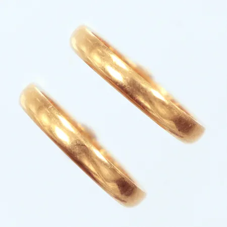 2 Släta ringar Ø17¼, gravyrer, 18K Vikt: 8 g