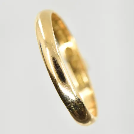 Ring, stl 22½, bredd 4 mm, gravyr, 18K. Vikt: 4,3 g