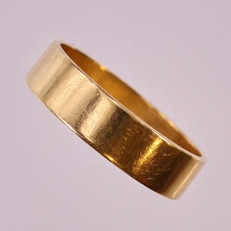 Ring, slät, stl: 21½, bredd 6mm, gravyr, 18K.  Vikt: 6,2 g