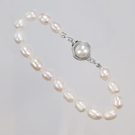 Armband med odlade sötvattenpärlor 20,5cm bredd ca 8mm, lås i vitmetall