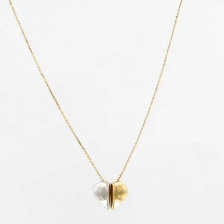 Collier, integrerat hänge, hjärta, 48,5cm, bredd 1-12mm, skevheter, synlig lagning på länk, GHA, 18K.   Vikt: 3,3 g