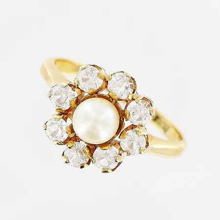 Ring, pärla Ø4,5mm, vita stenar, stl 16¼, bredd 1,5-12mm, 18K.  Vikt: 3,1 g