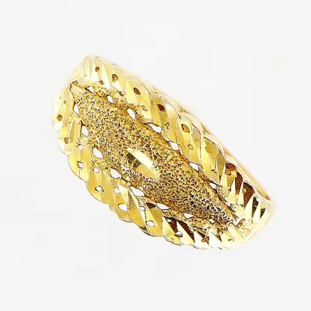 Ring, stl 17¾, bredd 2-9,5mm, något skev skena, 21K.  Vikt: 2,2 g