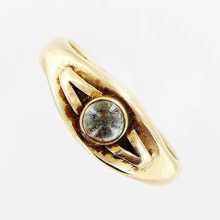 Ring, cabochonslipad vit sten, stl 19, bredd 4-8mm, gravyr, 18K.  Vikt: 5,6 g