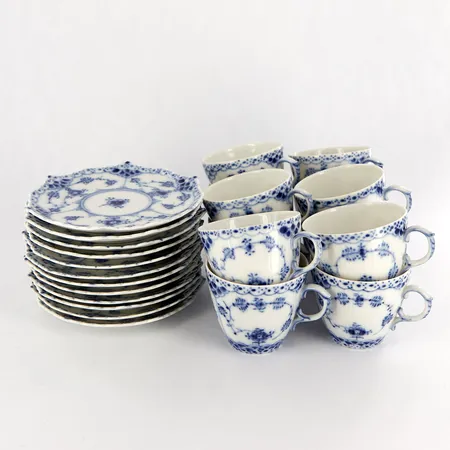 12 mockakoppar höjd 5cm, med fat Ø11,5cm, Musselmalet, nr 1038, helblond, Royal Copenhagen, Danmark 