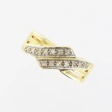 Ring stl 17½, bredd 3-7mm, diamanter 14 x ca 0,005ct, 8/8-slipade, fattning i vitguld, GHA, 18K Vikt: 4,9 g