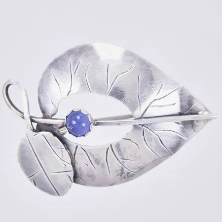Brosch med blå sten, längd ca 4cm, bredd ca 30mm, Raag & Havam Ab år 1957, silver 830/1000  Vikt: 5,1 g