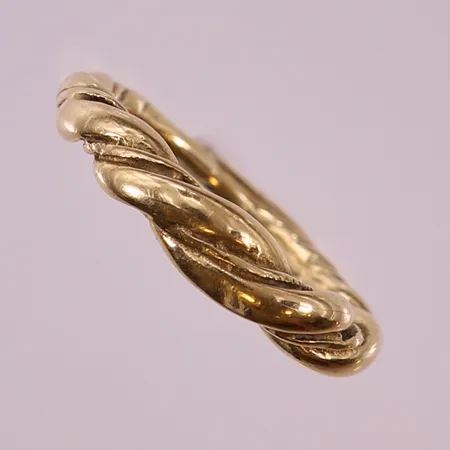 Ring flätad, stl: 17½, bredd 2-5mm, 18K.  Vikt: 5,8 g