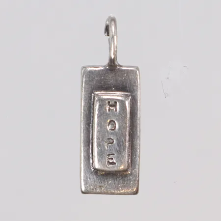 Hänge "Hope" Efva Attling 6x20mm inklusive hängöglan (obs öglan defekt, klippt i) Stockholm 2001 silver 925/1000 Vikt: 2 g