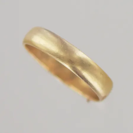 Ring ,Ø 21½ mm, bredd 5 mm, graverad 18K Vikt: 5,6 g